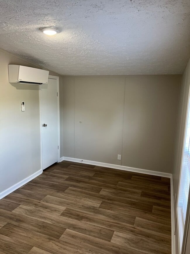 Building Photo - Fully Renovated & Pet Friendly 3 Bedroom, ...