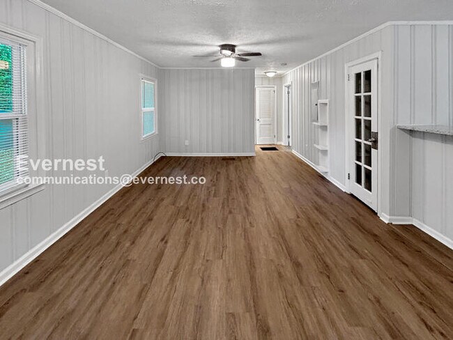 Building Photo - 1 Bed, 1 Bath Home with Off-Street Parking / Pet-Friendly / Coming Soon!