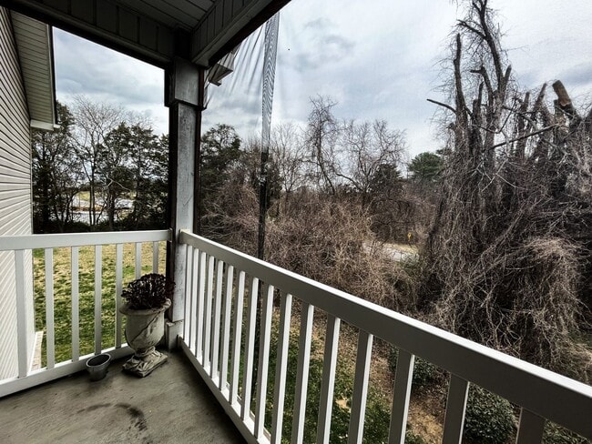 Building Photo - Greensboro 2 Bedroom, 2 Bathroom Condo