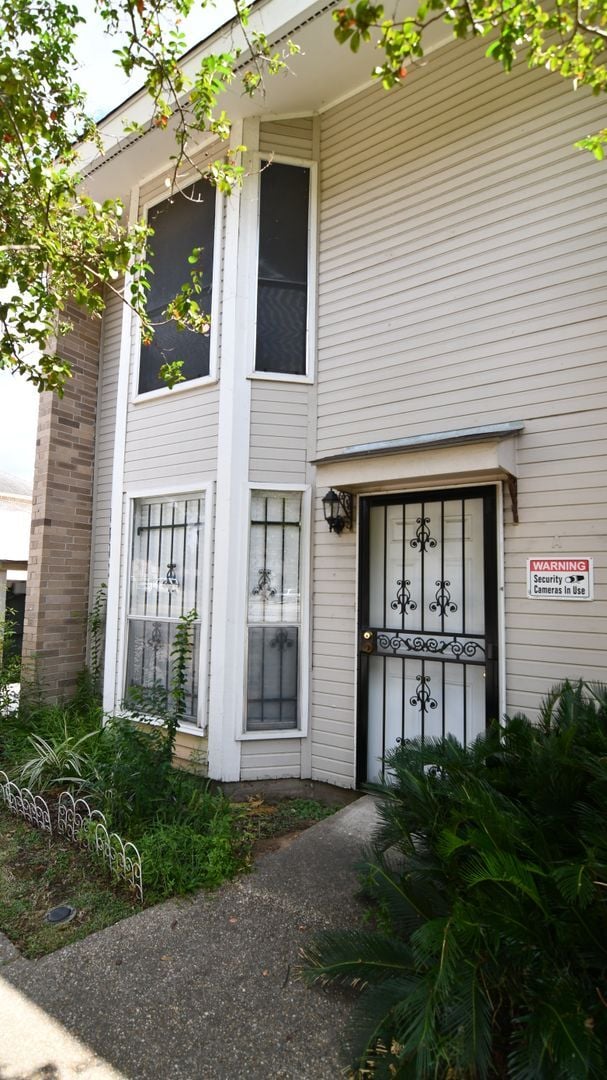 Building Photo - Charming 2-bedroom, 2.5-bathroom home located in Baton Rouge