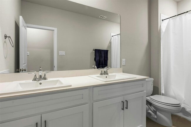 Building Photo - 2807 Woodland Ct