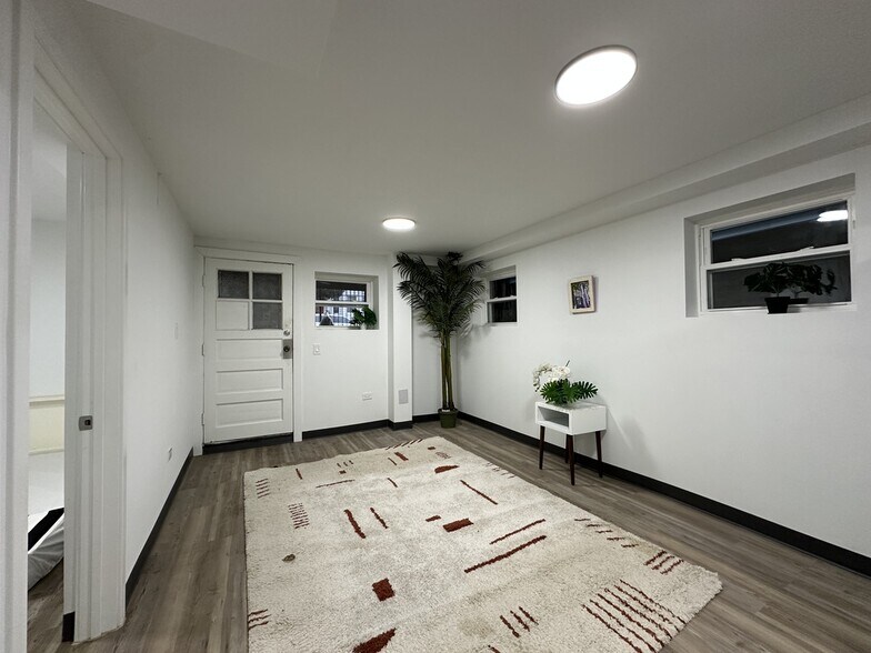 Building Photo - 1634 N Whipple St