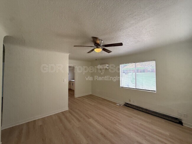 Building Photo - 301 Sierra Dr SE