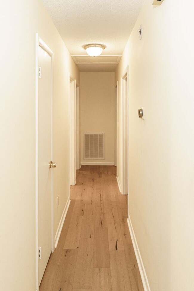 Building Photo - Beautiful 4 bedroom in the heart of Mossy ...