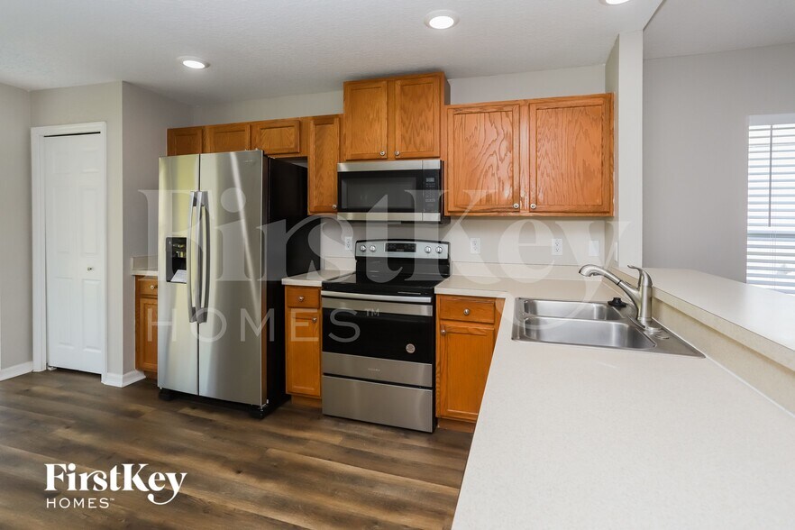 Building Photo - 15206 Searobbin Dr