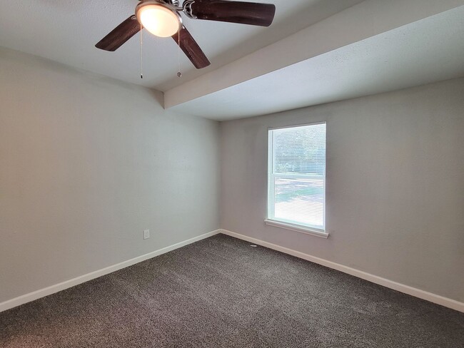 Building Photo - RECENTLY REMODELED 4 BEDROOM 2 BATH LEASE HOME WITH ALL THE UPGRADES.  CHECK THIS OUT.  WON'T LAS...
