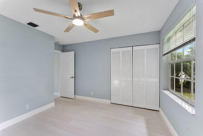 Building Photo - 1248 Lake Breeze Dr