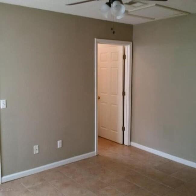 Building Photo - 2 bedroom 2 bath duplex, walking distance ...