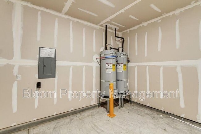 Building Photo - 205 Maple Hl Dr