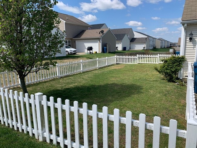 Building Photo - Beautiful 3 Bed 3 Bath Home For Rent!