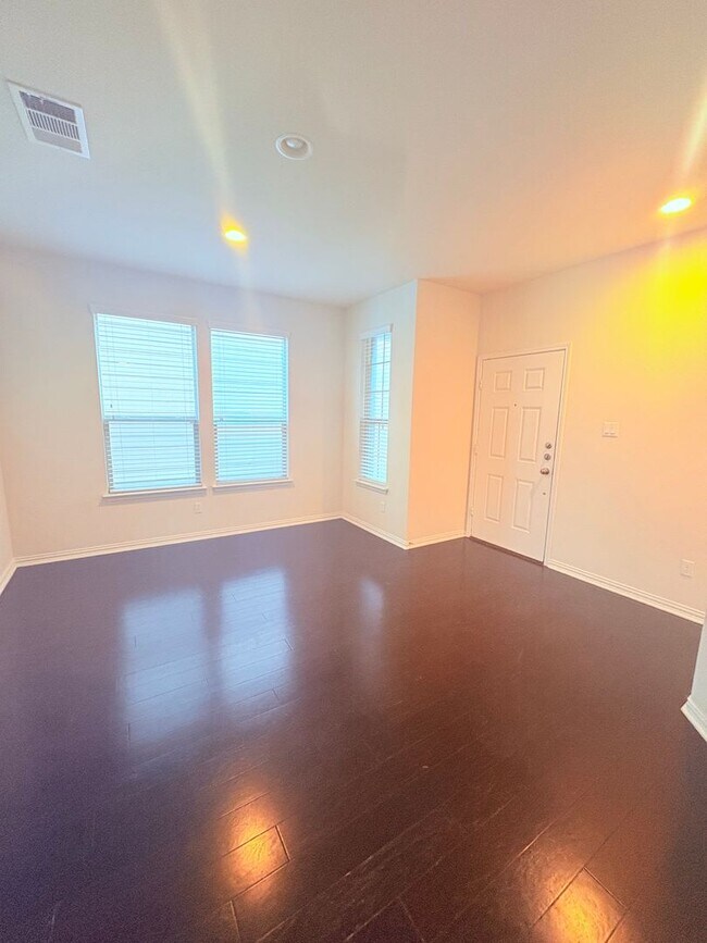 Building Photo - Large Home In Preston Village