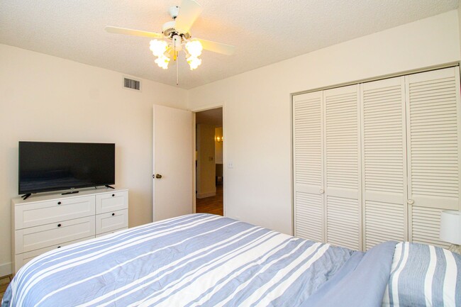 Building Photo - ** 2/2 FIRST FLOOR EMERALD LAKES BEAUTY RE...