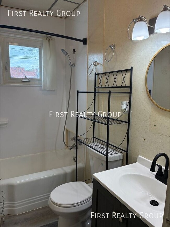 Building Photo - 519 Ann St