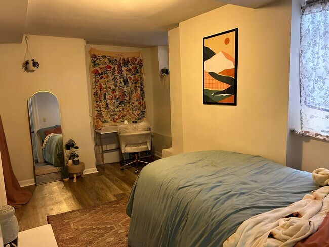Building Photo - THREE 2 BEDROOM APARTMENTS IN THIS BUILDIN...