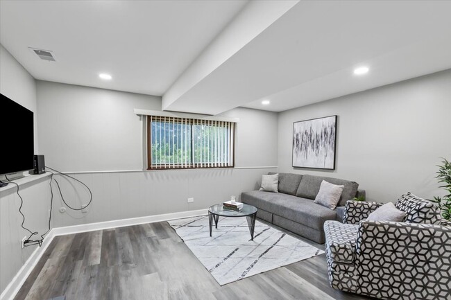 Building Photo - 33W067 Bonnie St