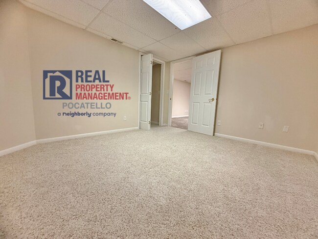 Building Photo - 4 bedroom 3 bathroom - 2 car garage -This ...