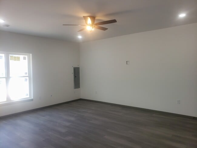 Building Photo - 1218 Salem Dr