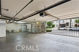 Building Photo - 525 N Sycamore Ave