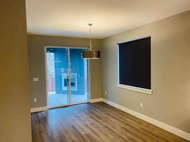 Building Photo - Gorgeous Newer Home!