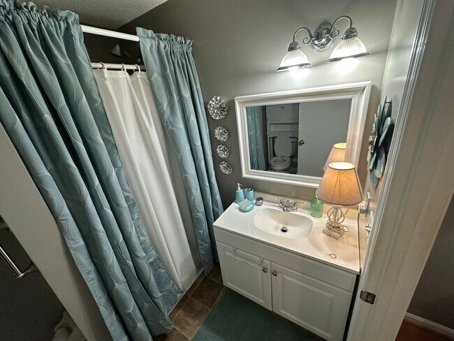 Building Photo - FULLY FURNISHED, SINGLE-FAMILY HOME IN NOR...