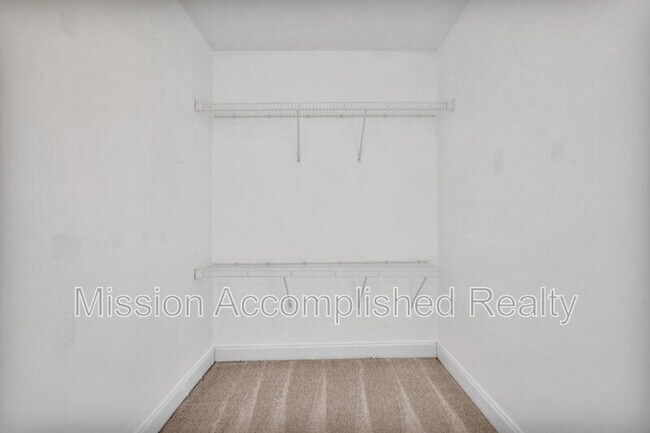 Building Photo - 304 Hawthorn Dr