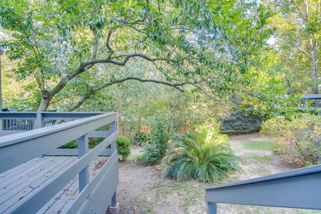 Building Photo - 2 Bedroom, 2.5 Bath Townhome with Easy Acc...
