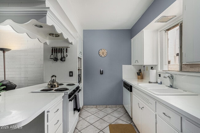 Building Photo - 6824 E 2nd St