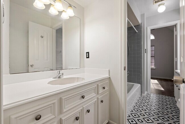 Building Photo - 2807 4 Pines Dr