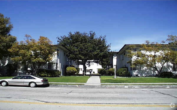 Building Photo - Chevy Chase Manor