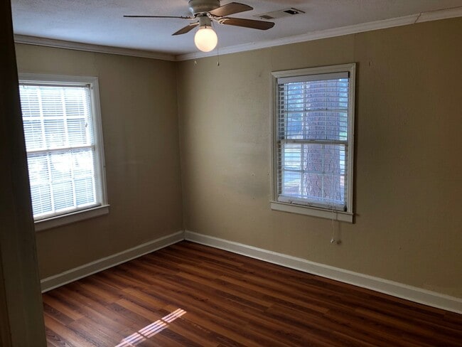 Building Photo - r3713a