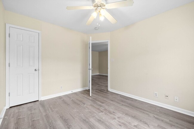 Building Photo - 922 Kingsbury Dr