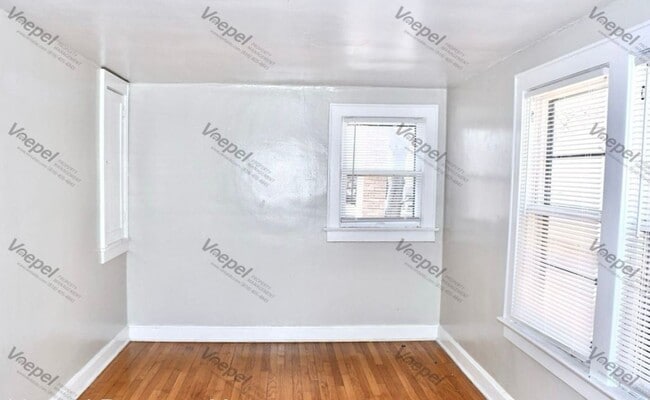 Building Photo - Charming 4-Bed Home with Fireplace & Hardw...
