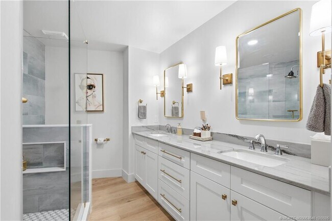 Building Photo - 150 SE Four Winds Dr