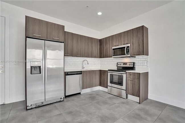Building Photo - 400 NE 35th Ct