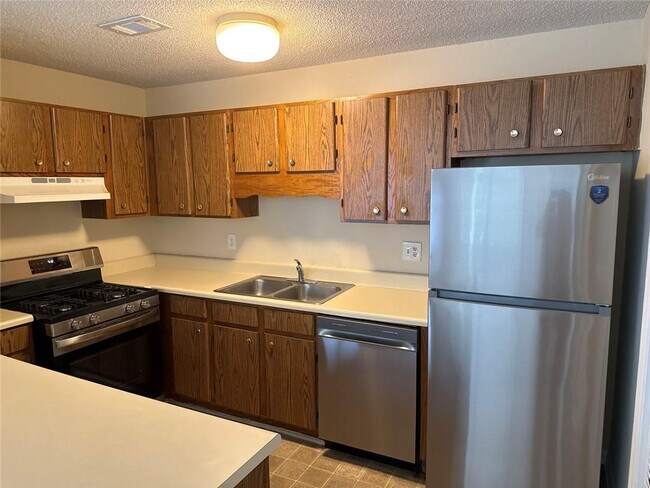 Building Photo - 1600 Oakpoint Dr SW