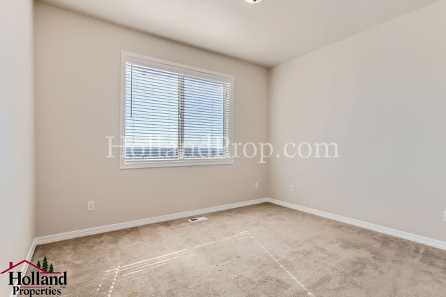 Building Photo - Beautiful 5-Bedroom Retreat with AC, Deck & Breathtaking Views