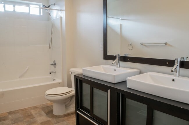 Building Photo - Spacious 1,884 sq ft 3bd 2.5bth home w/ loft & 2 car garage!