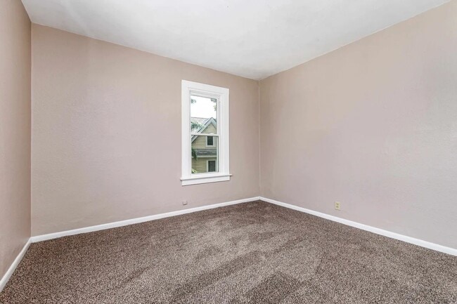 Building Photo - 639 Caledonia Pl