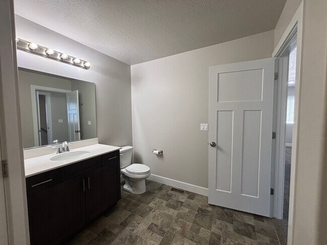 Building Photo - DARLING TWO BEDROOM TOWNHOME IN CEDAR CITY!