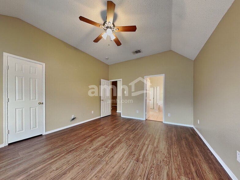 Building Photo - 7716 Parkwood Plaza Dr