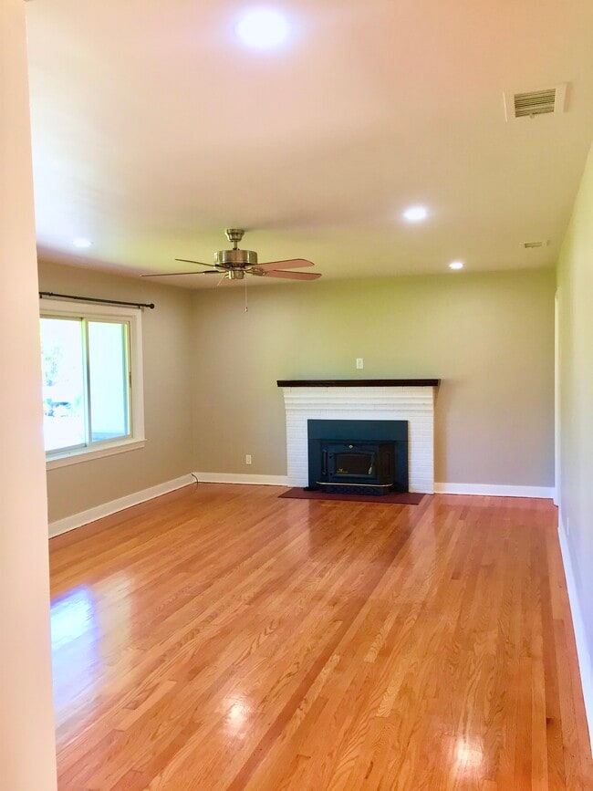 Building Photo - 802 Hillmoor Dr