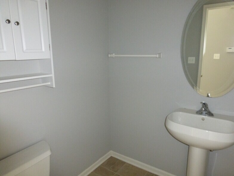 Building Photo - 914 Clover Ln