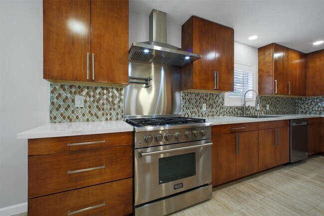 Building Photo - 15815 Baytree Dr