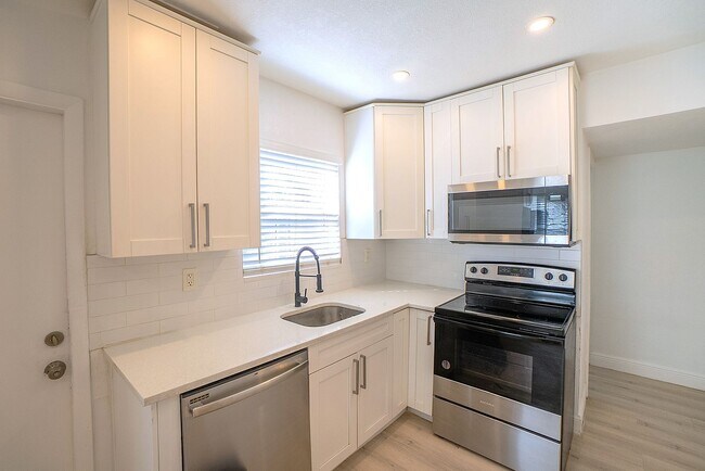 Building Photo - Charming 2 units building in Prime St. Pete Location