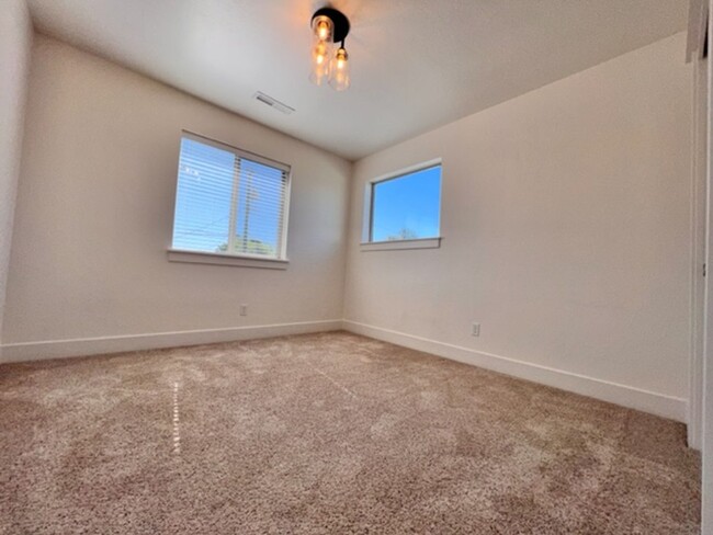 Building Photo - Beautiful Townhouse!
