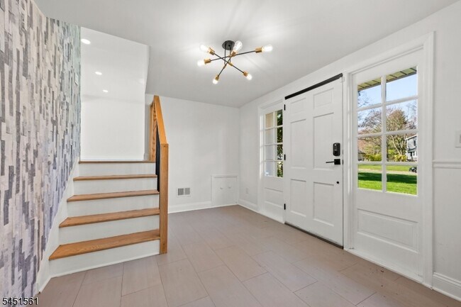 Building Photo - 27 Meadowview Rd