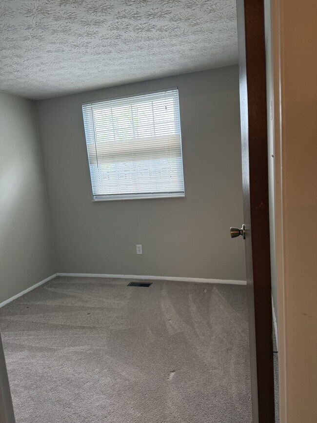 Building Photo - 833 James Dr