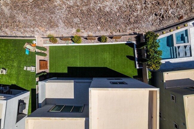 Building Photo - Luxury Rental with Mountain Views in Gated Henderson Community