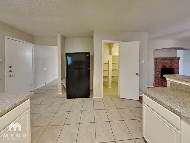 Building Photo - 3205 Meadowview Dr