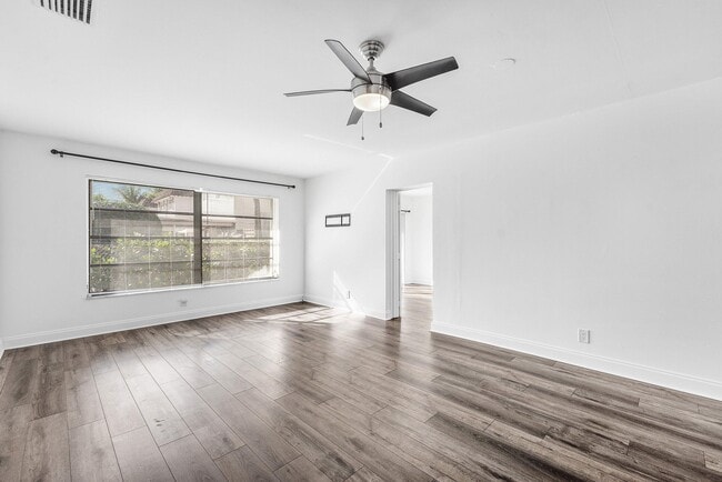 Building Photo - 500 NE 48th St